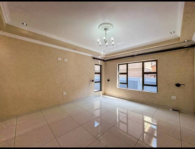 5 BEDROOM HOUSE FOR SALE IN HELDERWYK
